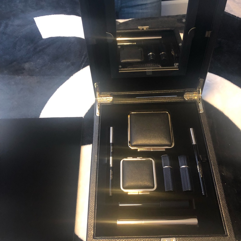 Victoria Beckham estee lauder makeup/box n 332